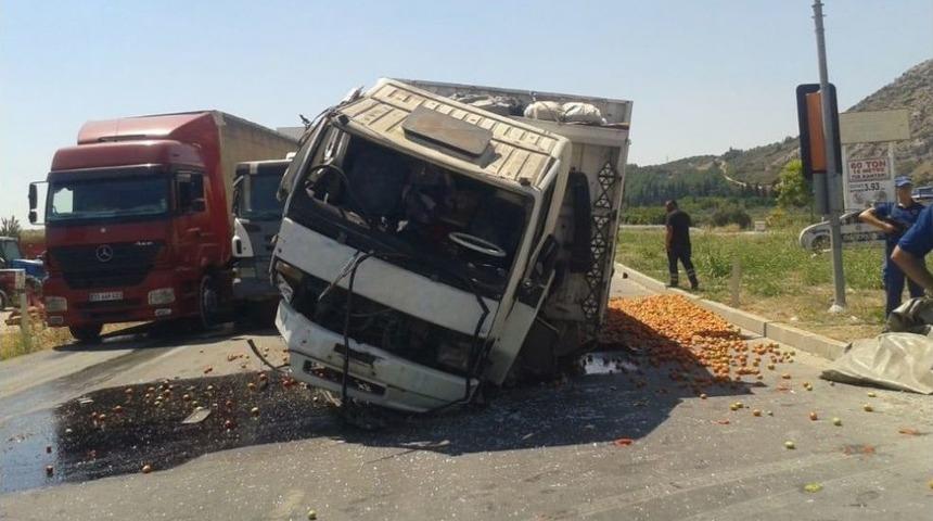 Domates Y&uuml;kl&uuml; Kamyon Kırmızı Işıkta Bekleyen Ara&ccedil;lara &Ccedil;arptı: 4 Yaralı