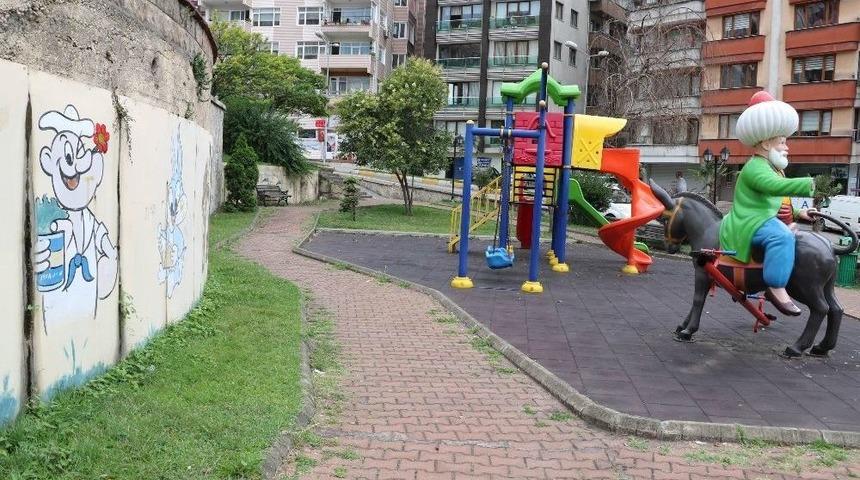 Vatandaşların &Ccedil;ağrısı &Uuml;zerine &Ccedil;izgi Film Karakterinin Piposu Yerine &Ccedil;i&ccedil;ek Resmi &Ccedil;izildi