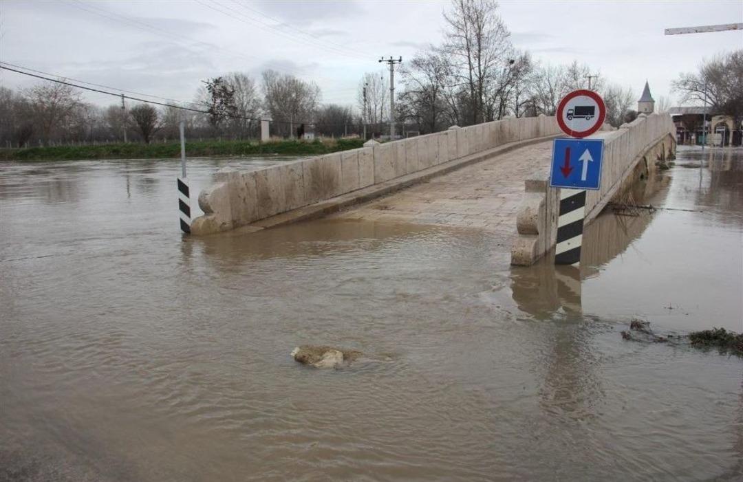 Tunca Nehri&rsquo;nde Alarmın Rengi &lsquo;kırmızı&rsquo; Oldu