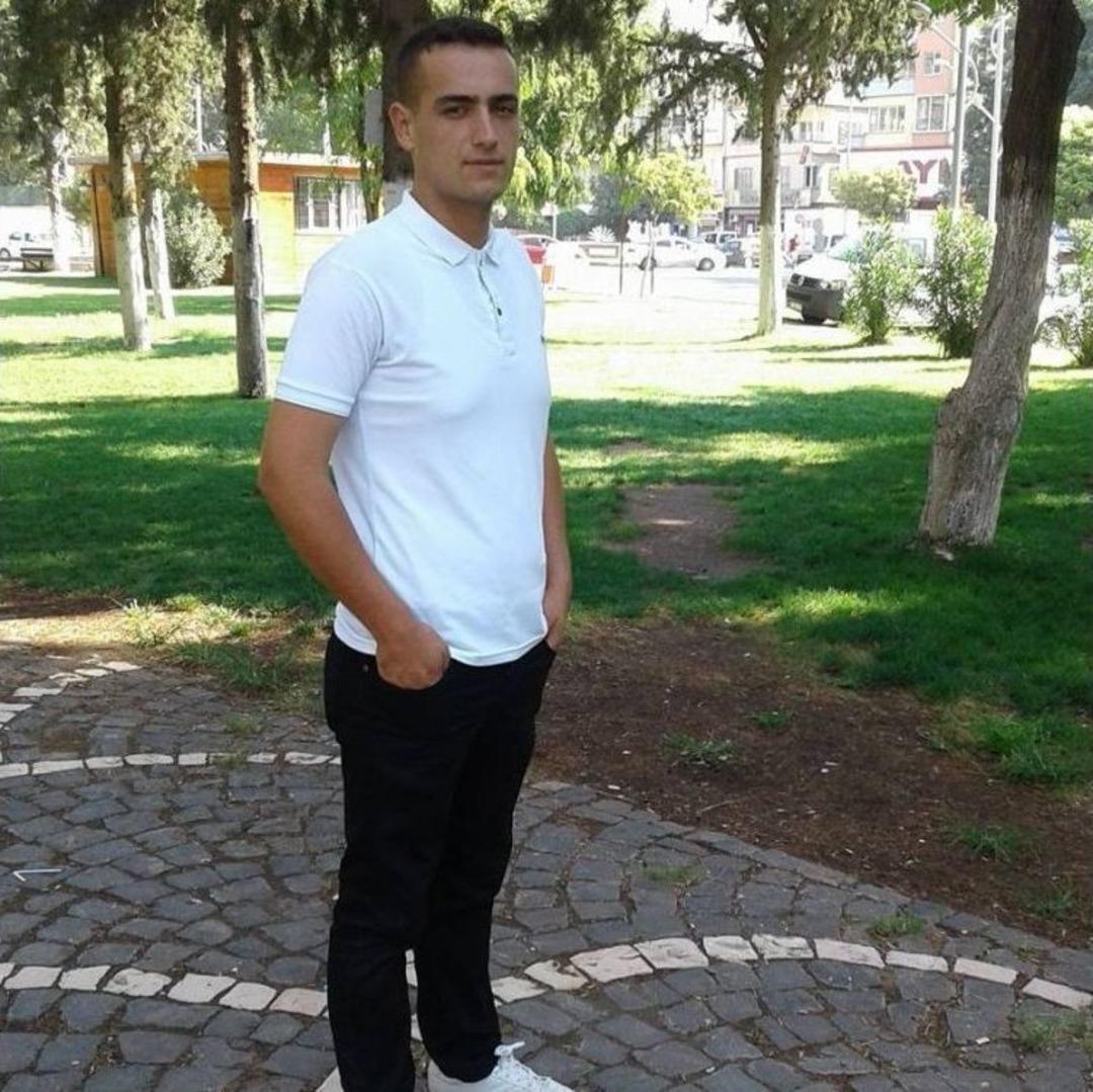 Oğlunun &Ouml;l&uuml;m&uuml;ne Neden Olan S&uuml;r&uuml;c&uuml;y&uuml; Arıyor