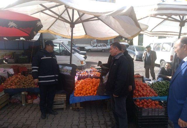 Simav’da Pazarcı Esnafına Çöp Torbası Dağıtıldı