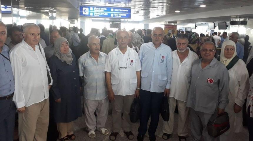 Hacı Adayları Dualarla Uğurlandı