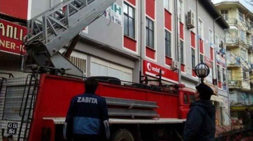 Yağmur Tahliye Oluğunda Mahsur Kalan Kedi, İtfaiye Ekipleri Tarafından Kurtarıldı