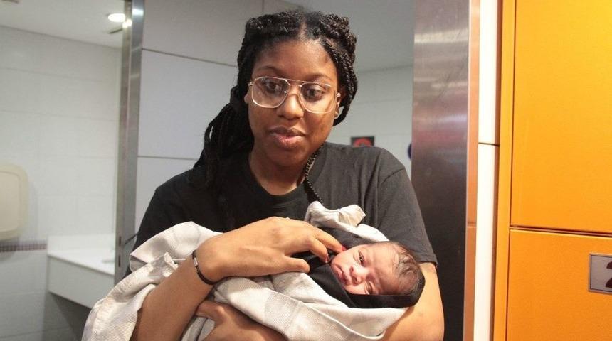 Otelde Doğum Yapan Abd&rsquo;li Yolcuya Havalimanı Personeli Sahip &Ccedil;ıktı