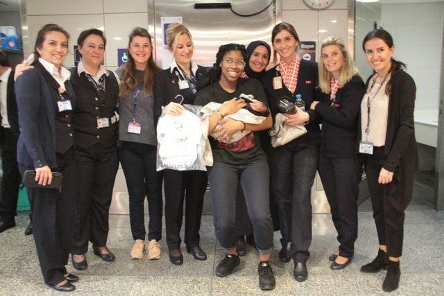 Otelde Doğum Yapan Abd’li Yolcuya Havalimanı Personeli Sahip Çıktı