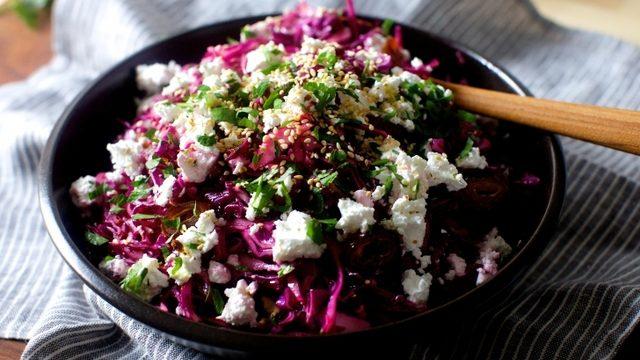 Kırmızı Lahanalı Peynirli Salata