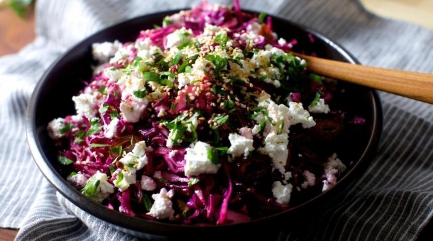 Kırmızı Lahanalı Peynirli Salata