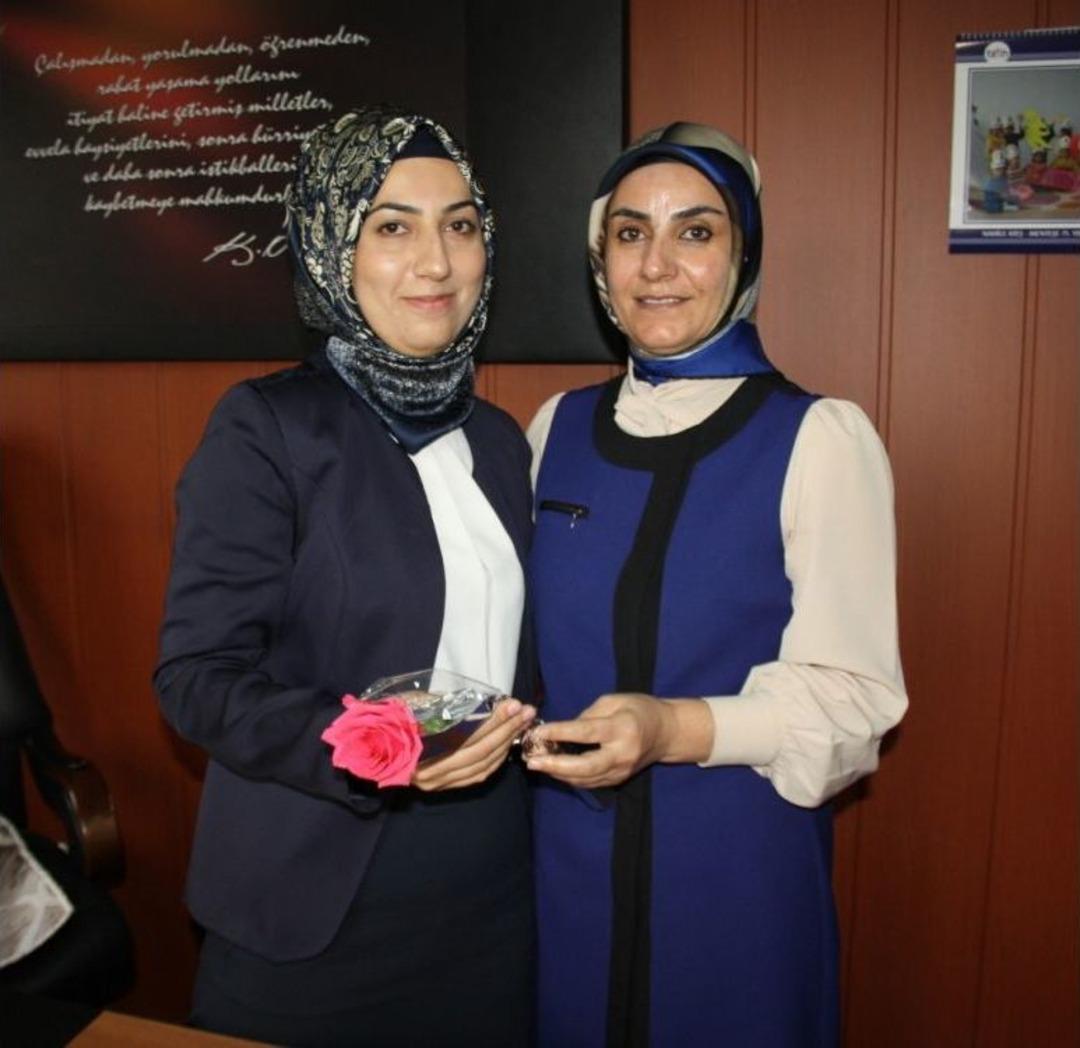 Karako&ccedil; Kadınlara G&uuml;l Dağıttı