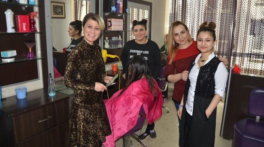 14 Yıldır &rsquo;kadınlar G&uuml;n&uuml;&rsquo;nde &Uuml;cretsiz Sa&ccedil; Kesimi Yapıyor