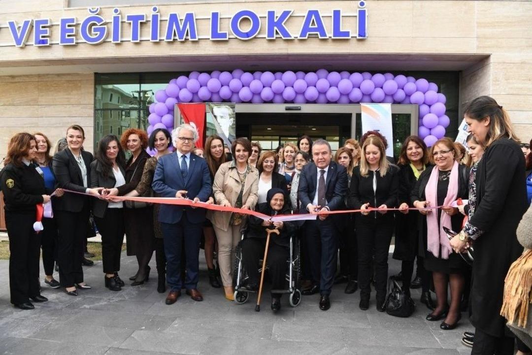 Muhittin B&ouml;cek: &ldquo;analarımızın Ellerinden &Ouml;p&uuml;yorum&rdquo;