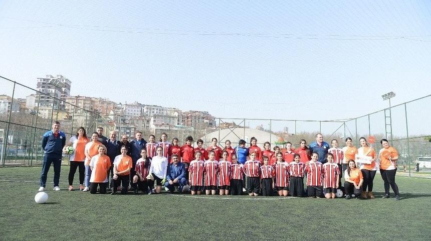Yeşil Sahalardan Bu Sefer Kadın Kahkahaları Y&uuml;kseldi