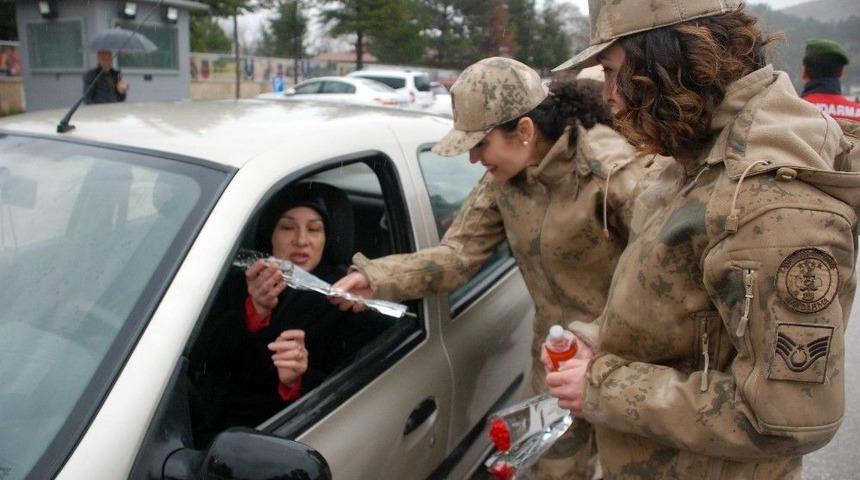 Jandarmadan Yağmur Altında Kadınlar G&uuml;n&uuml; Kutlaması