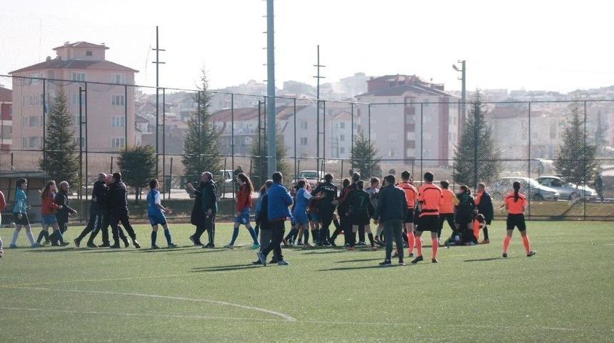 Kadın Futbolcuya Erkek Antren&ouml;rden Saldırı