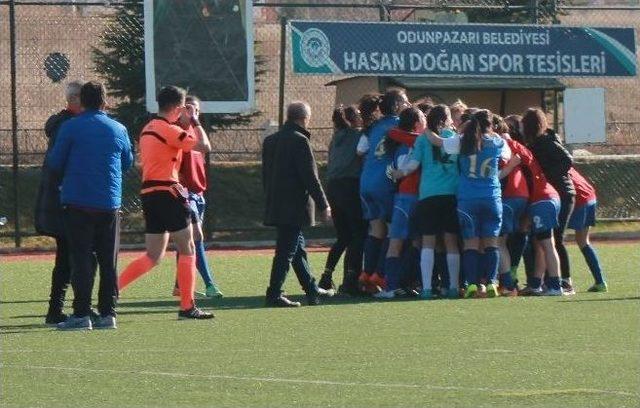 Kadın Futbolcuya Erkek Antrenörden Saldırı