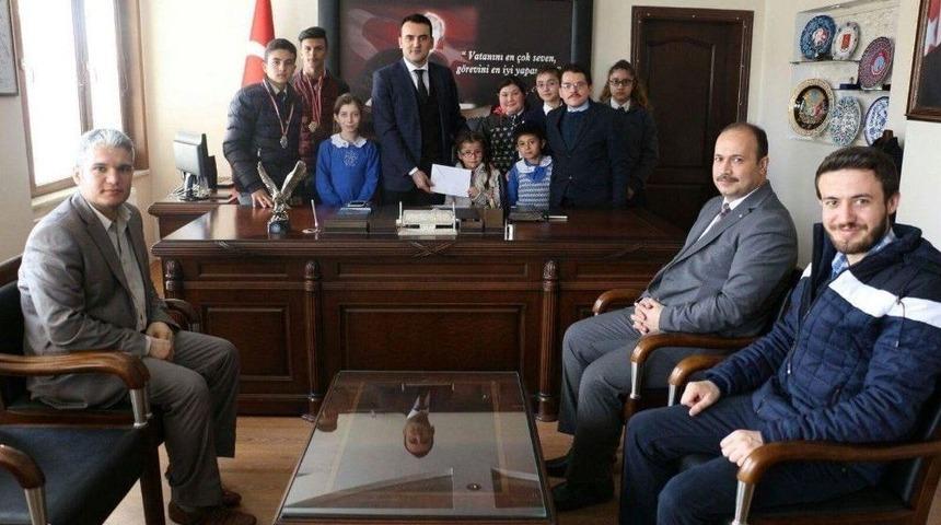 &Ouml;ğrenciler Har&ccedil;lıklarını Mehmet&ccedil;ik Vakfı&rsquo;na Bağışladı