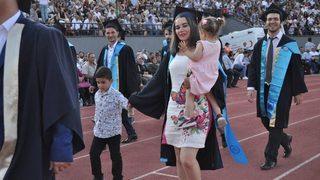 (özel) İki Çocuğuyla Mezuniyet Coşkusu Yaşadı