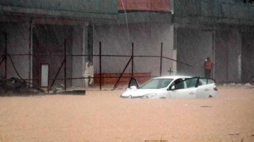 Başakşehir'de mahsur kalan kadın kurtarıldı