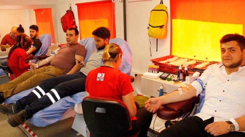 Fabrika Çalışanlarından Kızılay’a Anlamlı Bağış