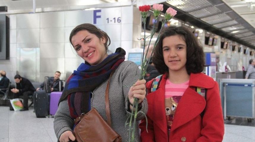 Kadın Yolculara Atat&uuml;rk Havalimanı&rsquo;nda &Ccedil;i&ccedil;ekli Karşılama