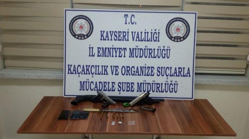 Araç Aramasında Ruhsatsız Silah Ve Uyuşturucu Yakalandı