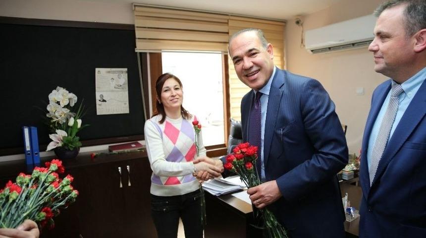 Başkan S&ouml;zl&uuml;, Kadınlara &Ccedil;i&ccedil;ek Dağıttı