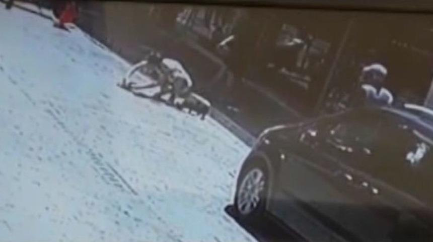 Otomobilin Ezdiği Yavrusunun Başından Ayrılmadı