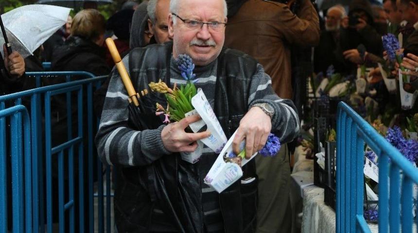 Bağcılar&rsquo;da Kadınlar G&uuml;n&uuml;&rsquo;nde 25 Bin Adet S&uuml;mb&uuml;l Dağıtıldı