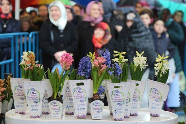 Bağcılar’da Kadınlar Günü’nde 25 Bin Adet Sümbül Dağıtıldı