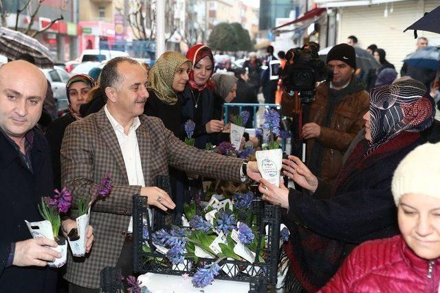 Bağcılar’da Kadınlar Günü’nde 25 Bin Adet Sümbül Dağıtıldı