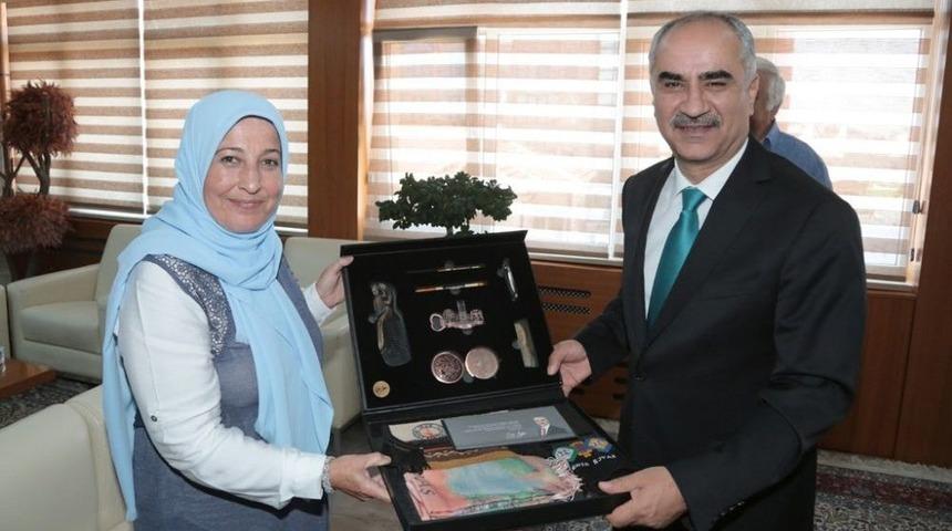 Şehit Ailesi Şehitler Meydanında