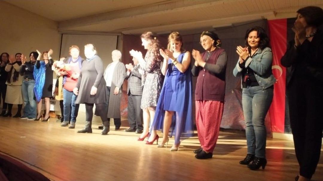 Hi&ccedil; Tiyatro Eğitimi Almamış Kadınlar Yazdı Ve Oynadı