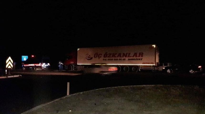 Tırını Park Edip Yolun Karşısına Ge&ccedil;meye &Ccedil;alışan S&uuml;r&uuml;c&uuml; Hayatını Kaybetti