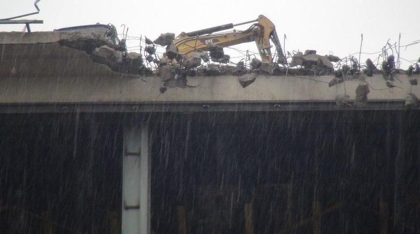 Taksim&rsquo;de Akm&rsquo;nin &Ccedil;atısında Yıkım &Ccedil;alışmaları Başladı