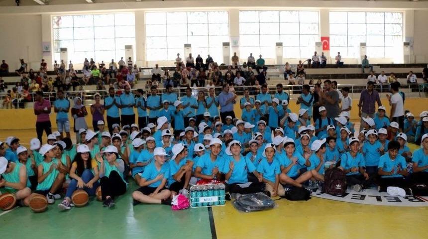 Kayapınar Belediyesi Başkanlığı Tarafından Bin 350 &Ouml;ğrenciye Spor Malzemesi Dağıtıldı