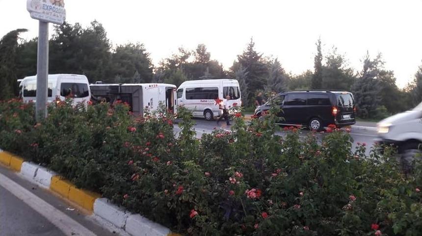 Servis Ara&ccedil;larının &Ccedil;arpıştığı Kaza Ucuz Atlatıldı