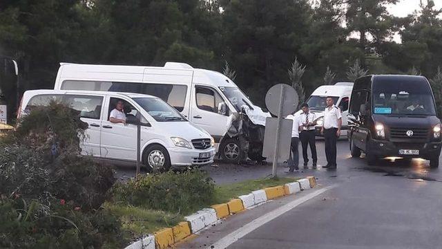 Servis Ara&ccedil;larının &Ccedil;arpıştığı Kaza Ucuz Atlatıldı 1