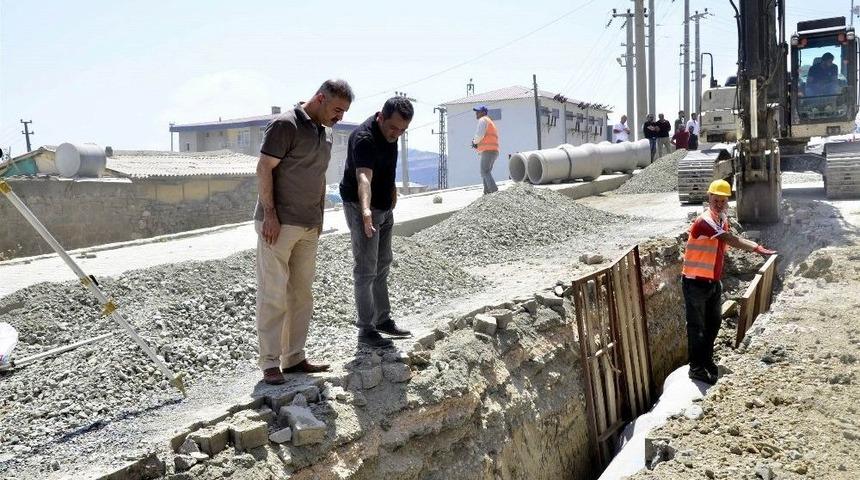 Kulp’ta Yağmursuyu Ve Kanalizasyon Şebeke Çalışmaları Sürüyor