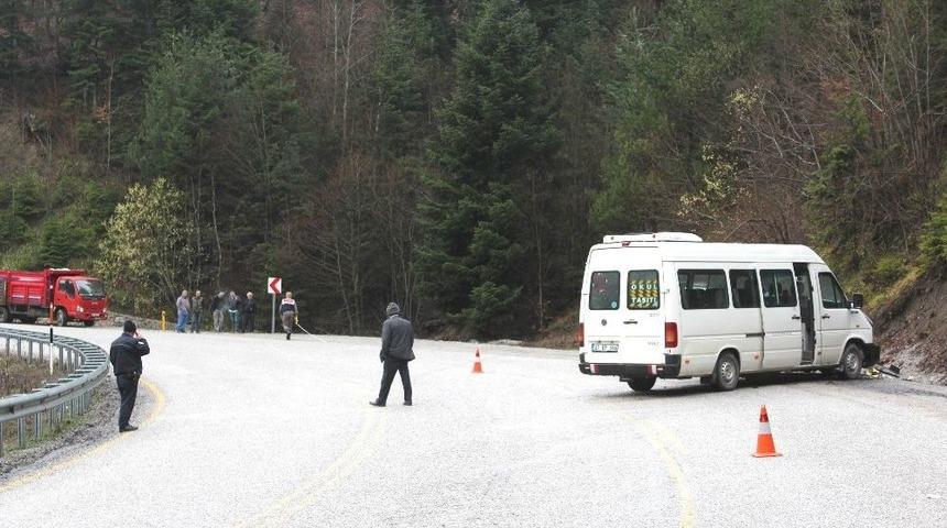Kastamonu&rsquo;da &Ouml;ğrenci Servisi İle Otomobil &Ccedil;arpıştı