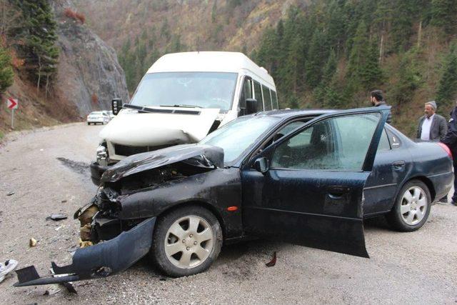 Kastamonu’da Öğrenci Servisi İle Otomobil Çarpıştı