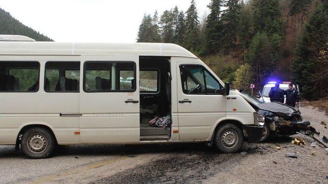 Kastamonu’da Öğrenci Servisi İle Otomobil Çarpıştı