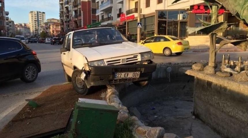 Dikkatsiz S&uuml;r&uuml;c&uuml; S&uuml;s Havuzunda Asılı Kaldı