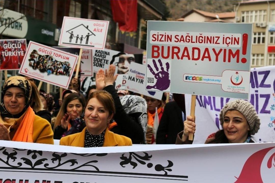 G&uuml;m&uuml;şhane&rsquo;de Kadınlar G&uuml;n&uuml;nde Sessiz Y&uuml;r&uuml;y&uuml;ş