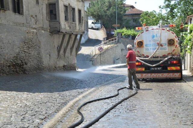 Mahallelerde Yıkama Ve İlaçlama Çalışmaları Sürüyor