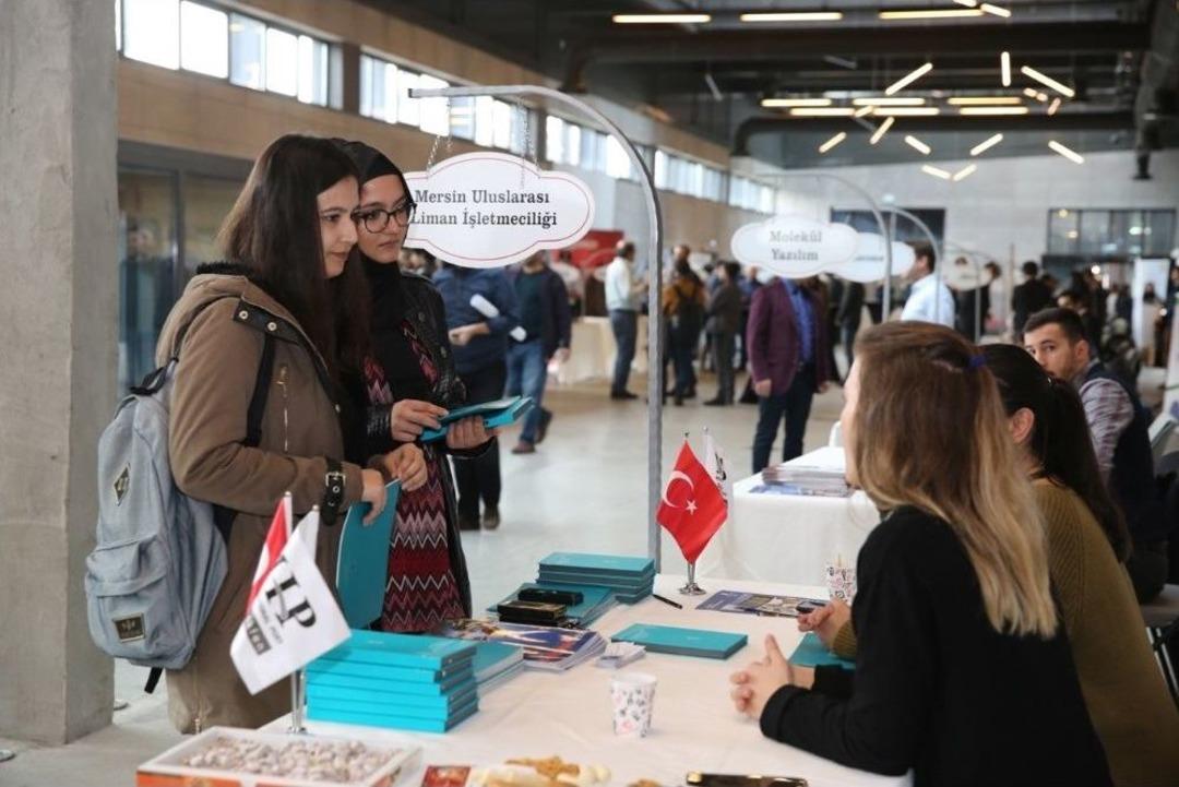 Ag&uuml;, Mezun Olacak &Ouml;ğrencilerini, Firmalarla Buluşturdu