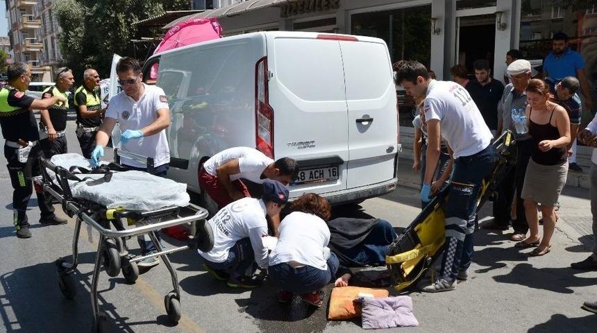 Geriye Gitmek İsteyen Ara&ccedil; Yayaya &Ccedil;arptı