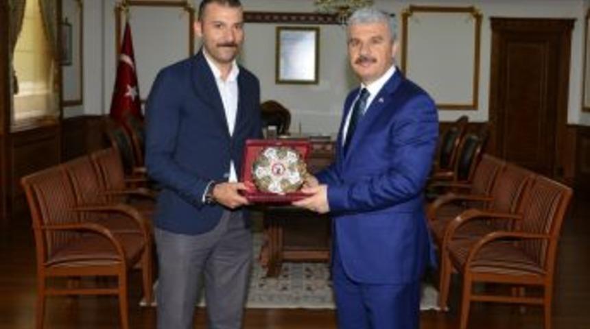 Vali Akın, Şehit Ailelerinin Mektuplarını G&ouml;t&uuml;ren Ptt Memurunu Tebrik Etti