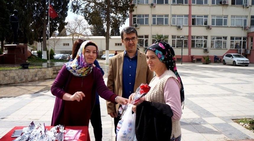 Sarıg&ouml;l İl&ccedil;e Sağlık M&uuml;d&uuml;rl&uuml;ğ&uuml;nden Broş&uuml;r Ve Karanfil