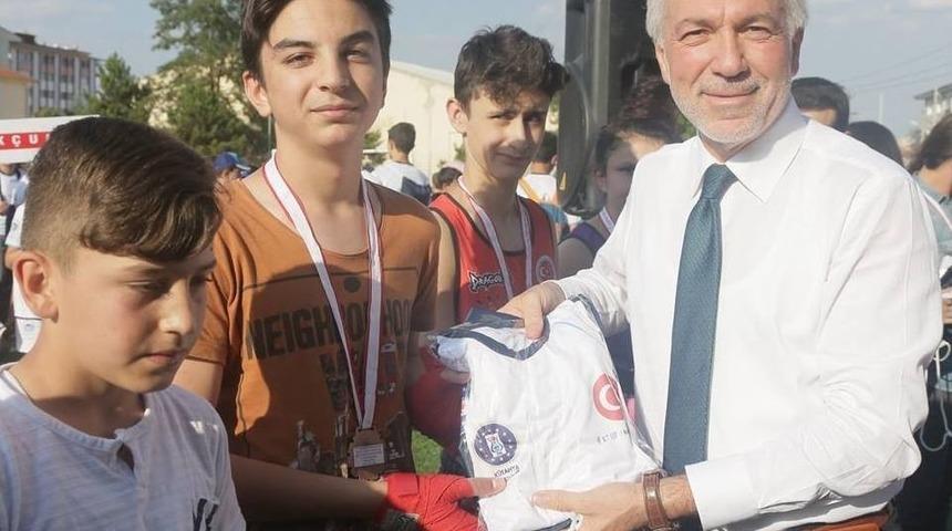 Yaz Spor Okulları’na Malzeme Desteği