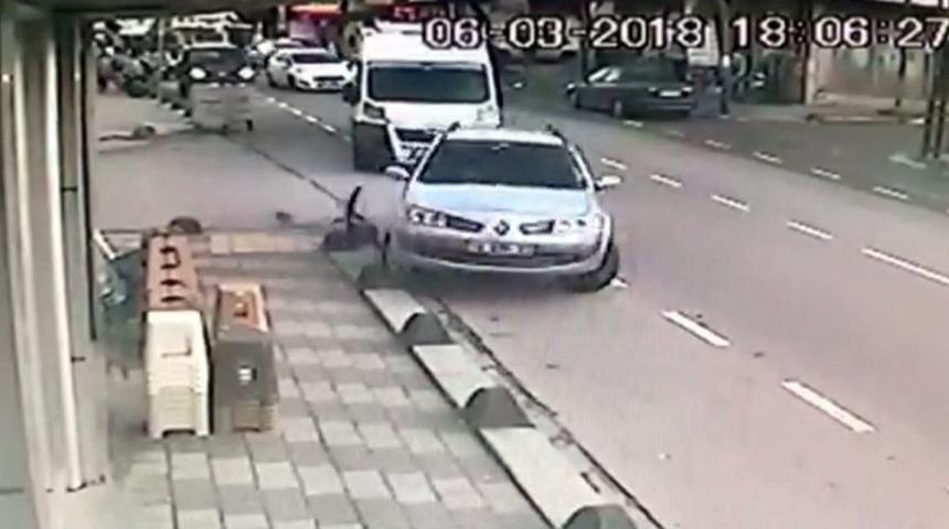 Sultanbeyli&rsquo;de Direksiyon Hakimiyetini Kaybeden S&uuml;r&uuml;c&uuml; Kaldırıma &Ccedil;ıktı