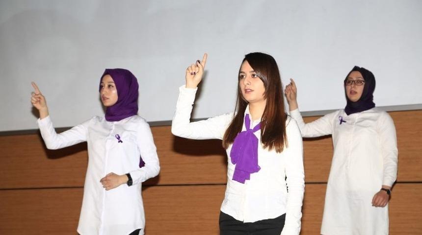 Kadınlar İstiklal Marşı&rsquo;nı İşaret Diliyle Okudu